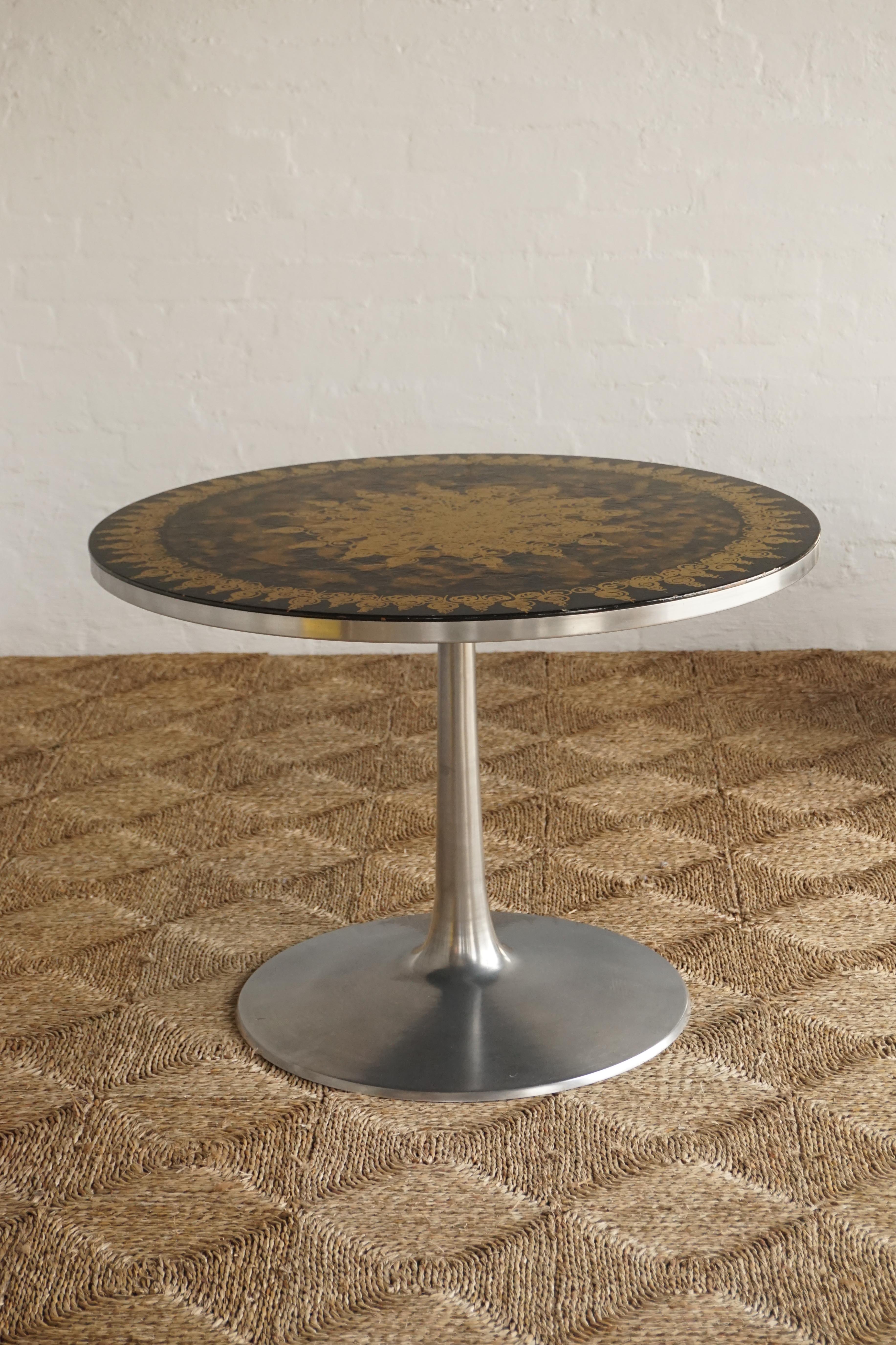 CADO Pedestal Table